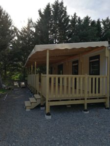 Terrasse couverte : terrasse pour mobil home avec pergola couverte avec une bâche PVC