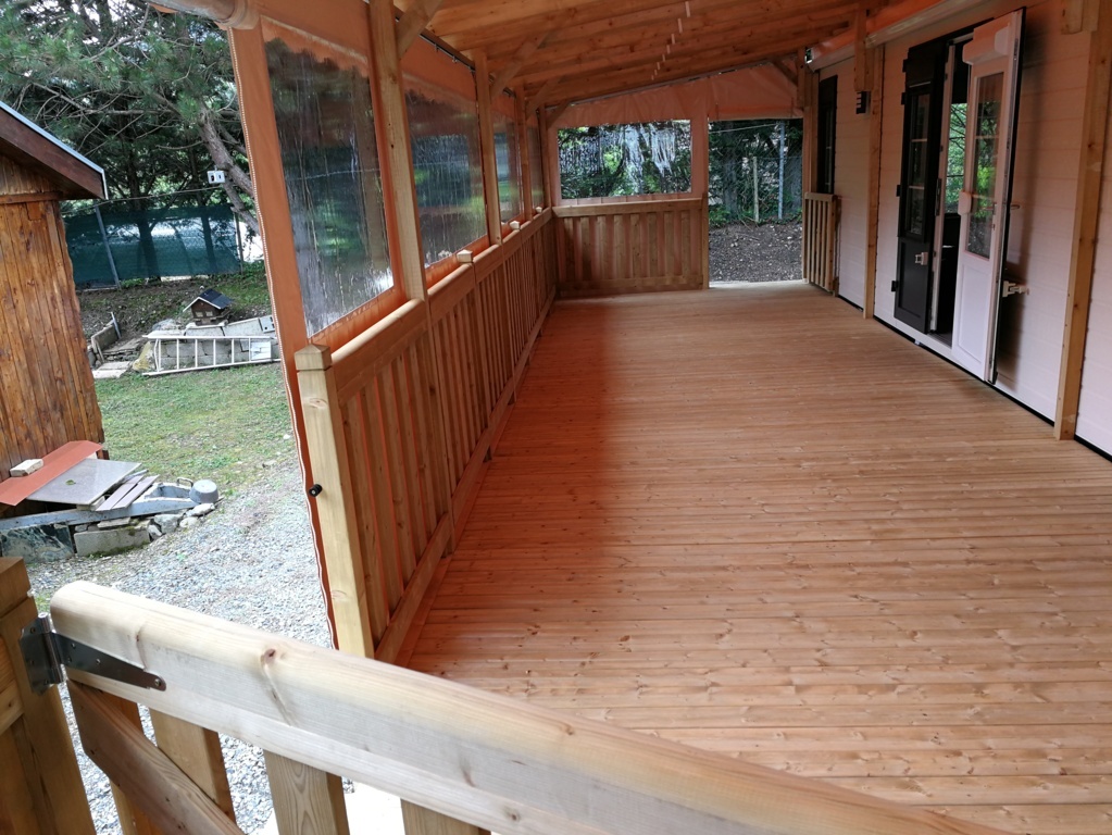 Vue intérieure d'une terrasse couverte et fermée.
