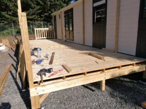 Montage en cours terrasse mobil home
