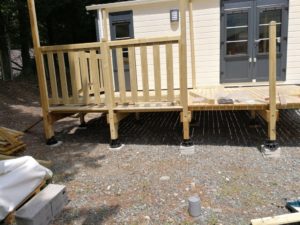 Montage terrasse mobil home couverte avec plots de réglage