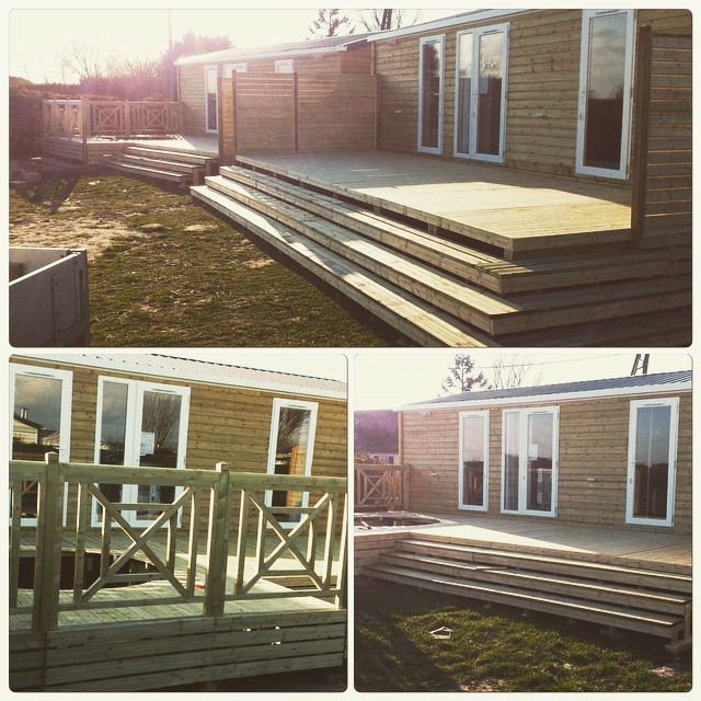 Les beaux jours arrivent !Terrasses en bois pour mobil homes locatifs haut de gamme #deckit #mobilhome #terrasse #bois #spa #brise #vue