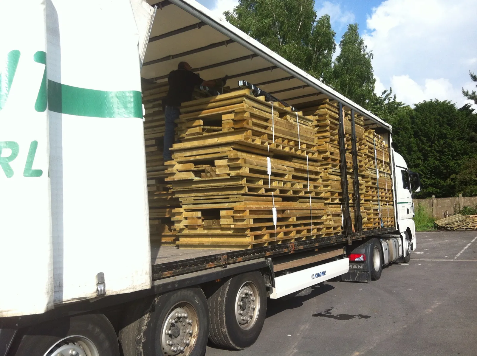 Terrasses en bois en kits, livrées prémontées, empilées et sanglées dans la remorque du camion