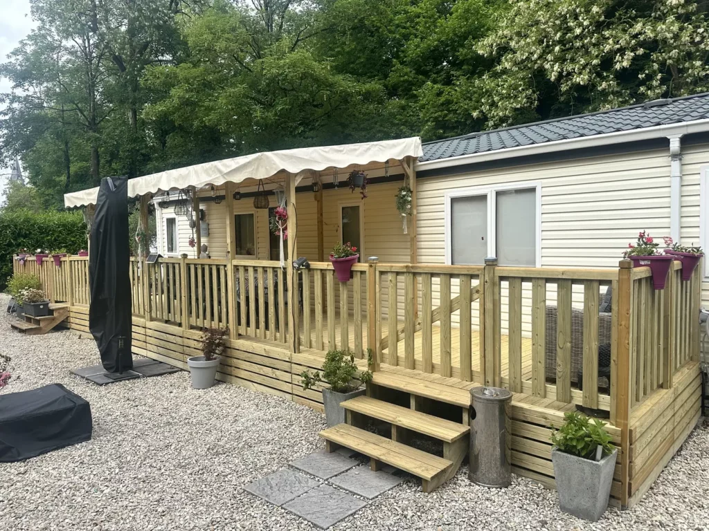 Bâche de toit vanille unie sur une terrasse de mobil home partiellement couverte