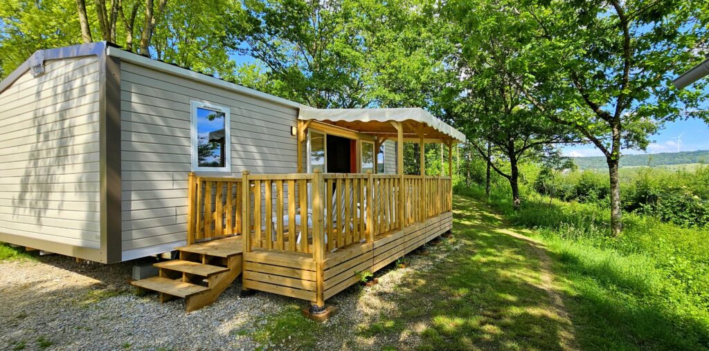 Mobil-home avec terrasse en bois couverte Deckit au Camping du Bois de Reveuge, dans le Doubs