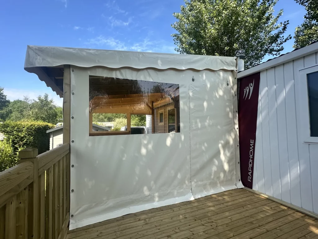 Joue avec fenêtre posée sur la terrasse, à la limite entre partie couverte et partie ouverte